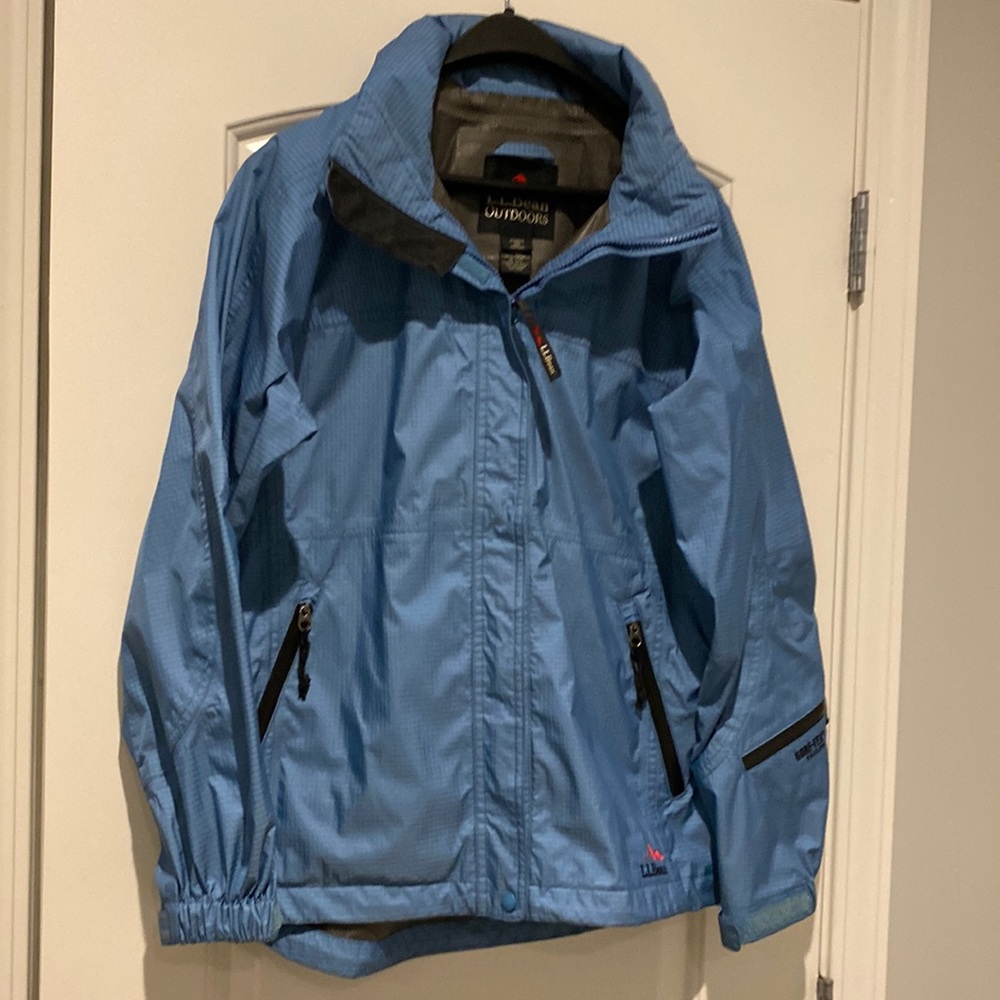 LLBean Gortex jacket in blue. Size womens regular medium
